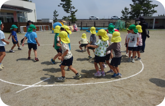 園児が遊んでいる写真