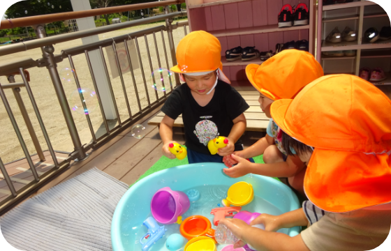園児が遊んでいる写真