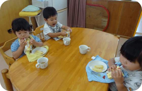 園児がおやつを食べている写真