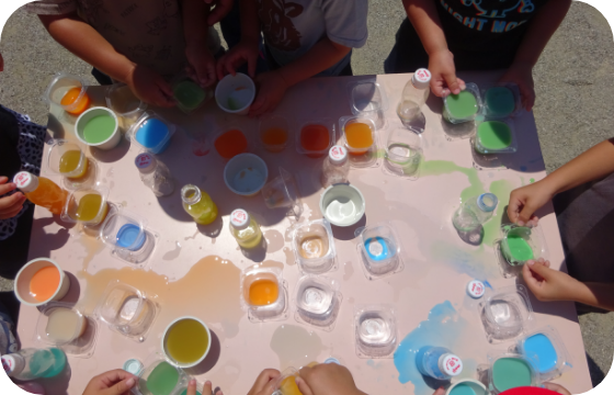 園児が遊んでいる写真