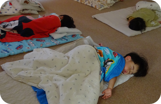 園児がお昼寝してる写真