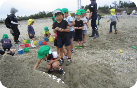 園児が戸外で遊んでいる写真