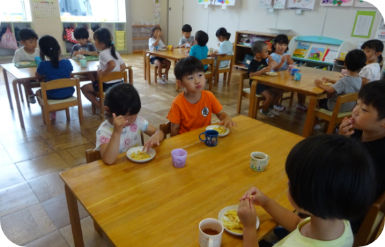 園児がおやつを食べている写真