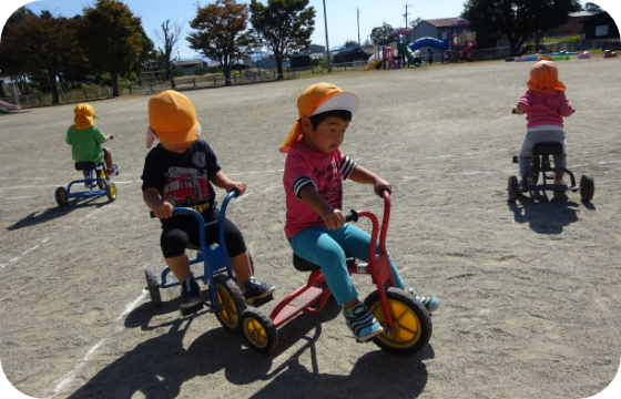 園児が遊んでいる写真